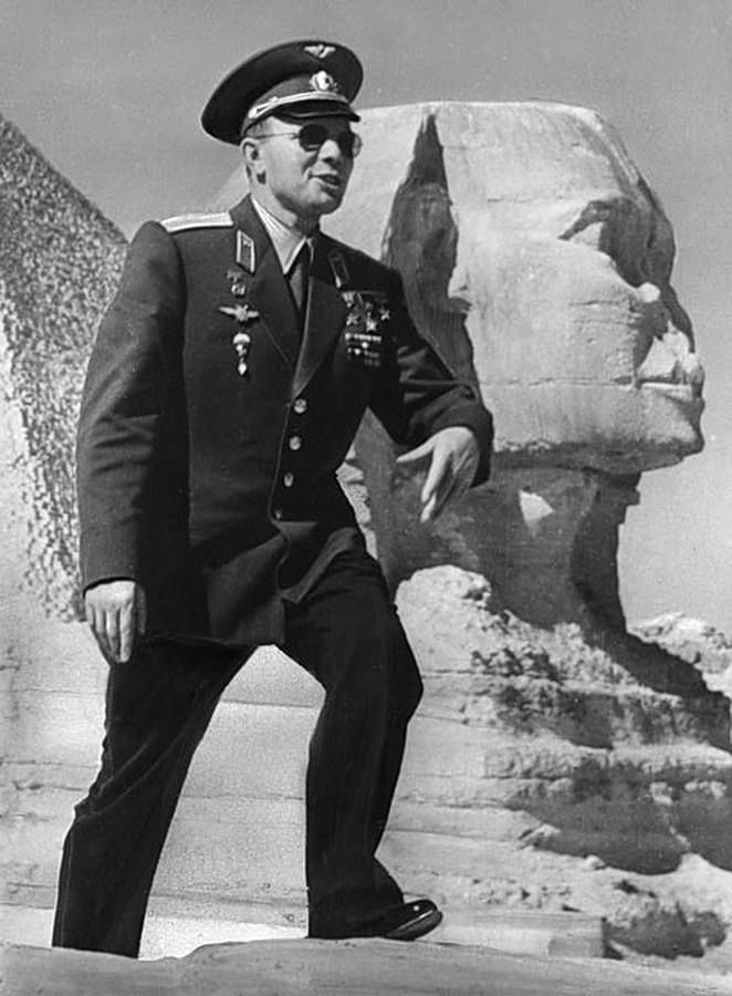 662x900, 92 Kb / гагарин, сфинкс, египет, пирамида, ч/б, фотошоп