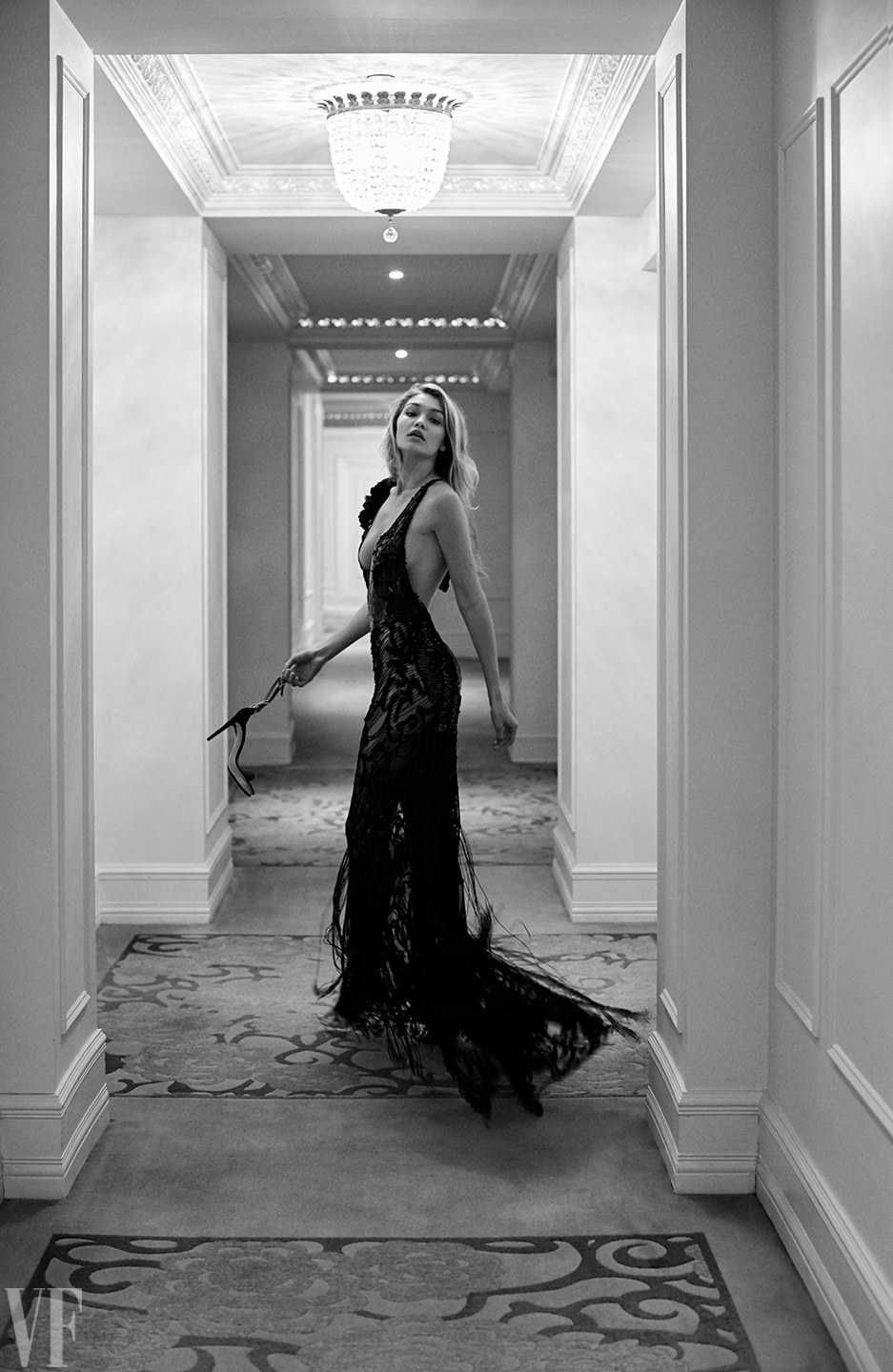 937x1440, 236 Kb / ч/б, коридор, платье, туфля