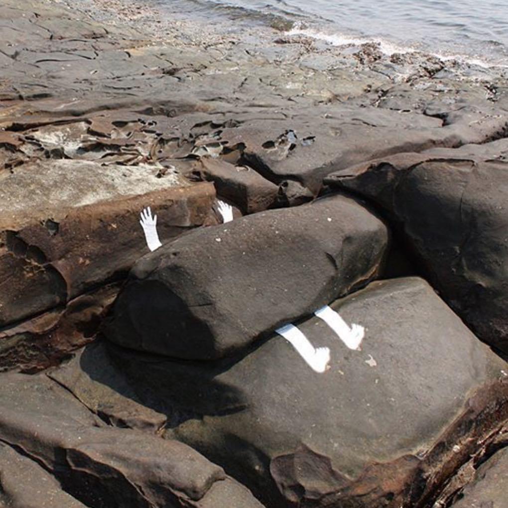 1020x1020, 136 Kb / камни, придавило, граффити