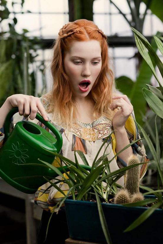 553x830, 68 Kb / девка, рыжая, кактус, лейка