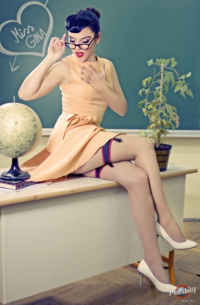 673x1024, 83 Kb / Стол, глобус, книга, доска, цветок, учительница