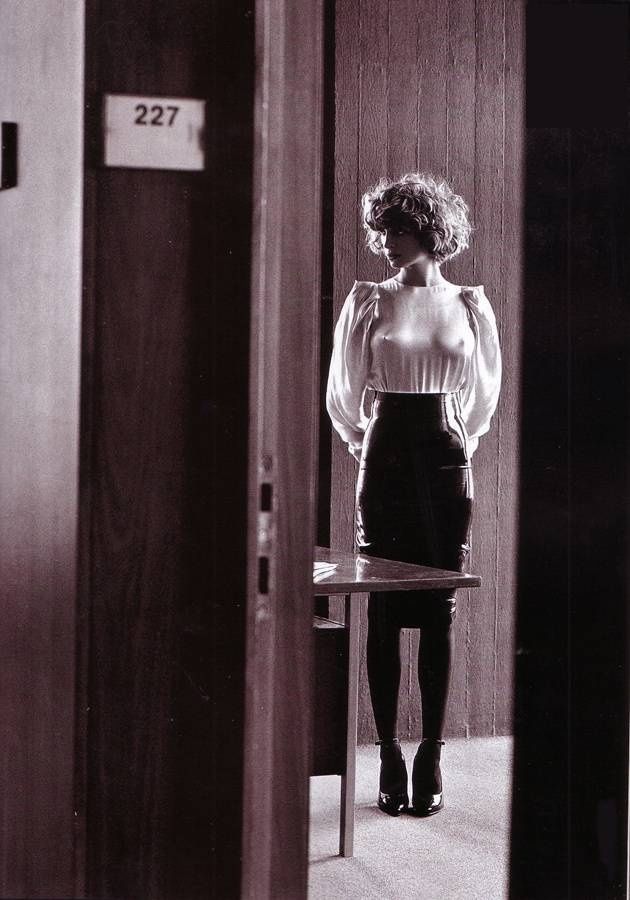 630x900, 70 Kb / блузка, прозрачная, стол, 227, дверь