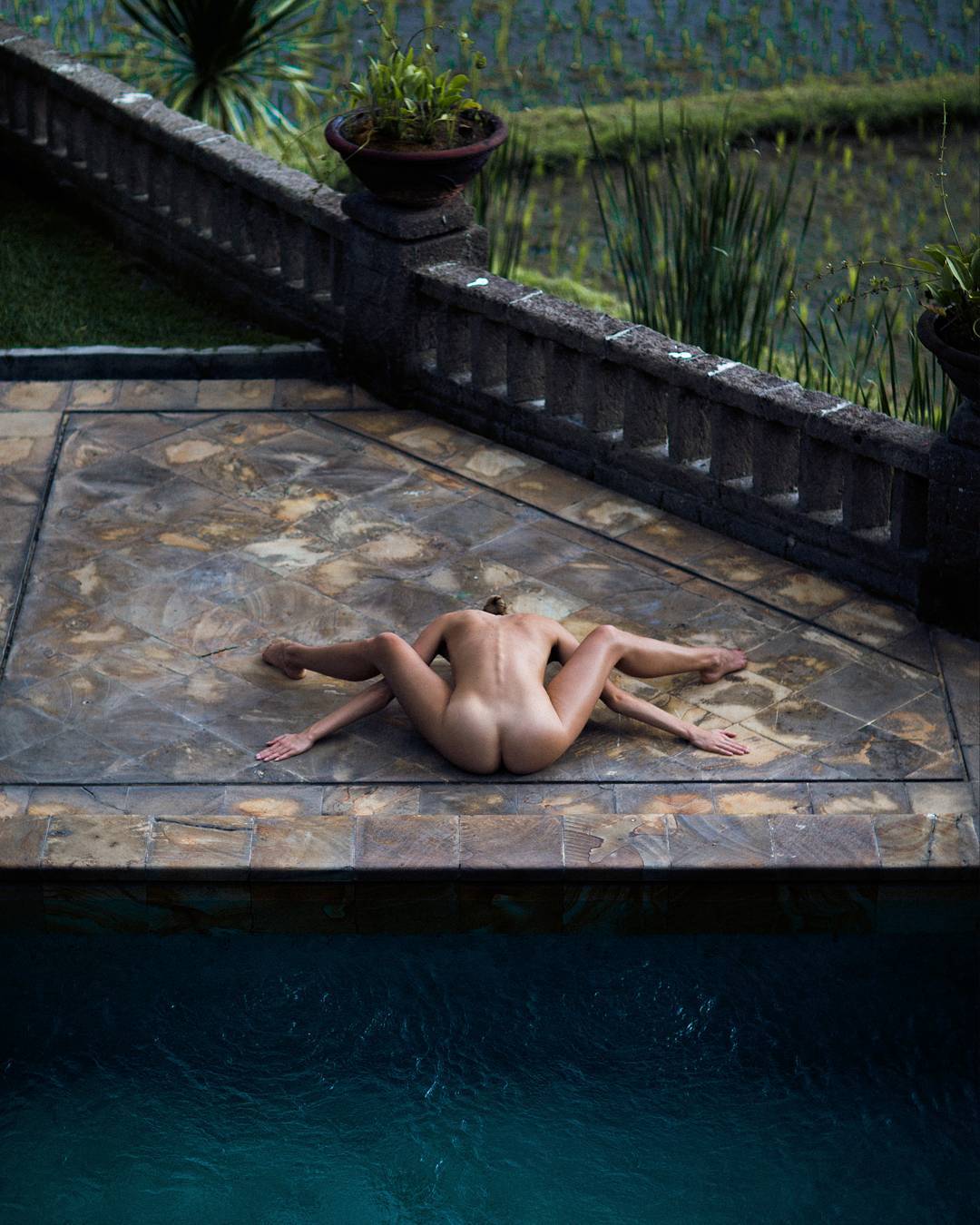 1080x1350, 167 Kb / йога, бассейн, голая, жаба
