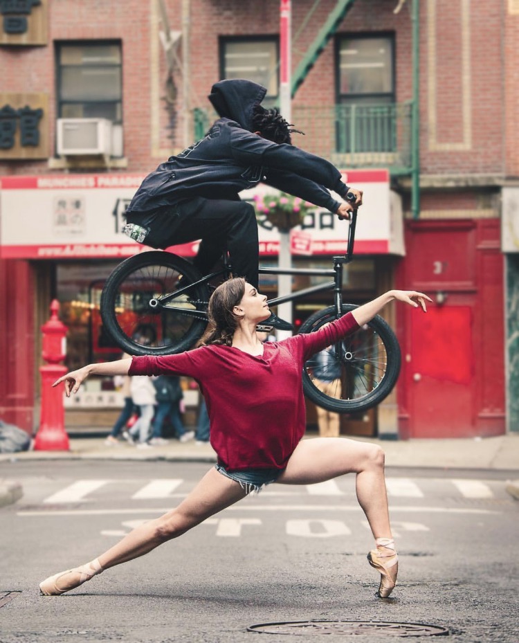 750x929, 168 Kb / балерина, велосипедист, улица