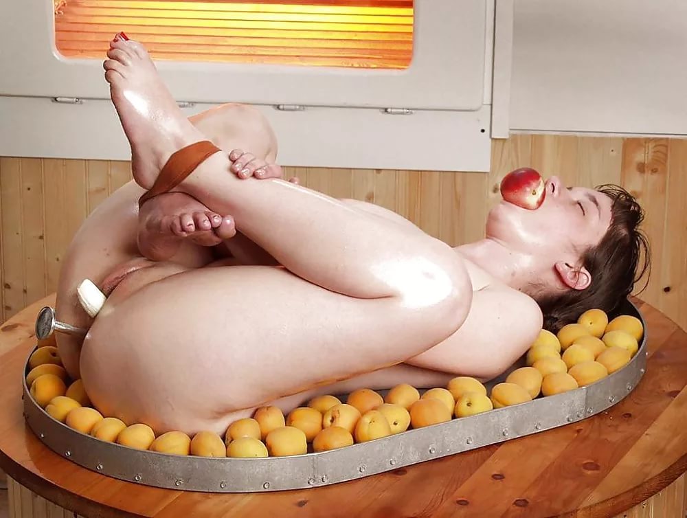 1000x754, 94 Kb / поза, абрикосы, яблоко, банан, фтулка, блюдо