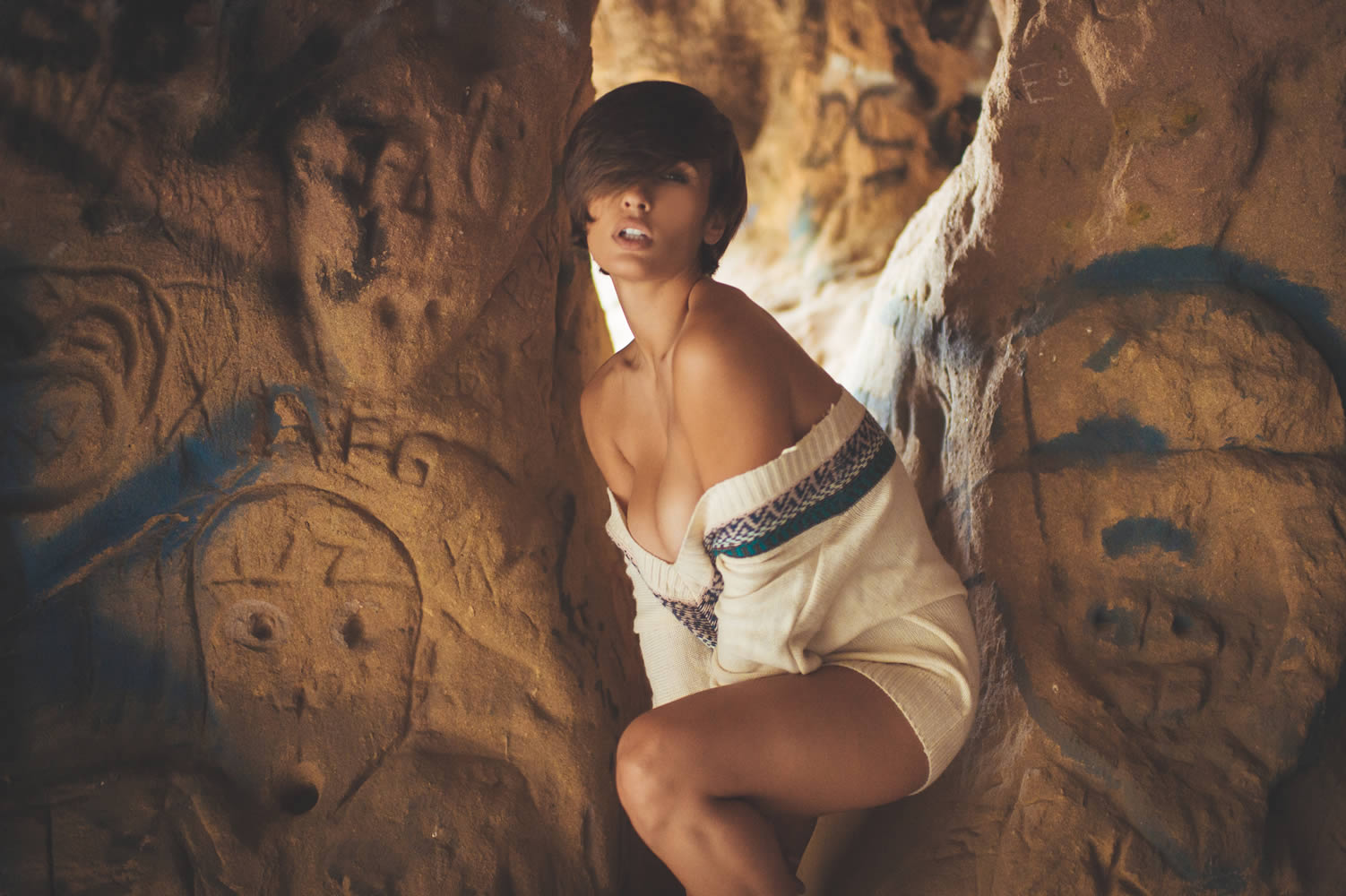 1502x1000, 177 Kb / пещера, рисунки, наскальные, кофта, сиськи, губы, каре