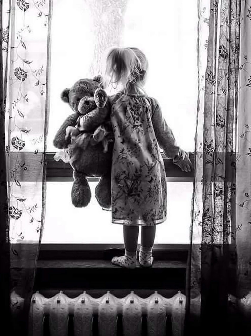 1056x1412, 240 Kb / Ч/б, девочка, медведь, окно, ожидание