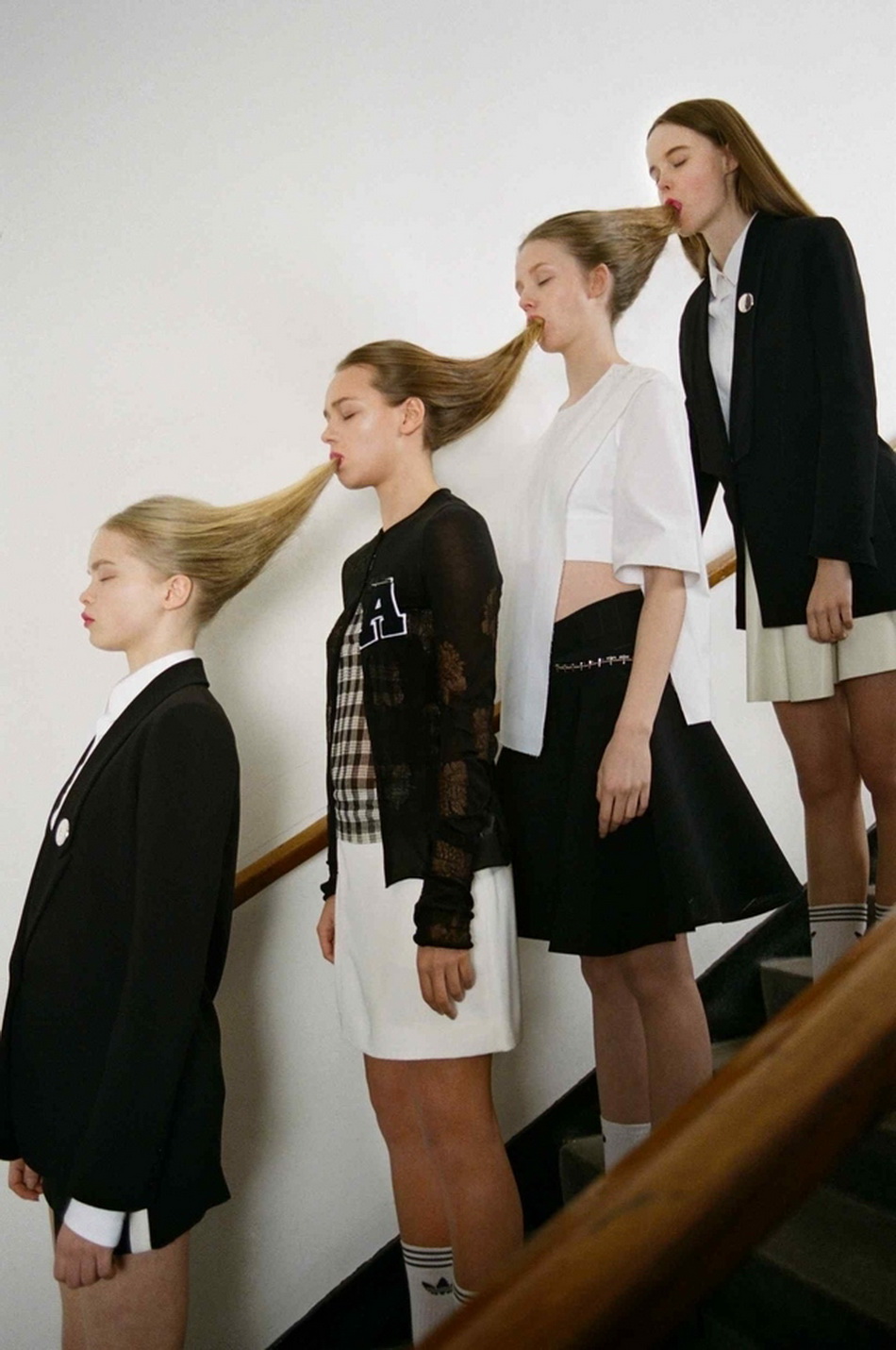 950x1431, 279 Kb / лестница, девушки, четверо, волосы, во рту, wtf