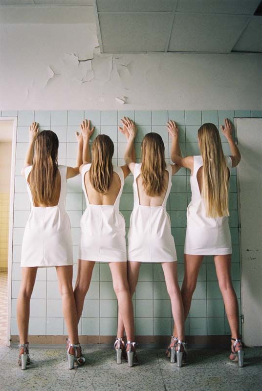 536x800, 53 Kb / девушки, четверо, блондинки, спиной, в белом, каблуки, плитка, трещины