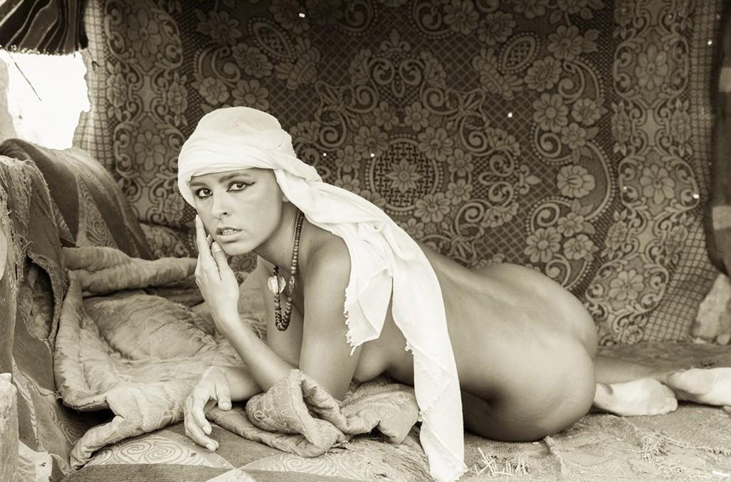 1027x677, 188 Kb / голая, ковер, бусы, макияж, чалма, ч/б