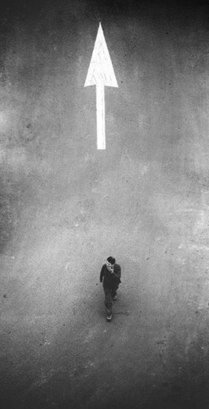 415x810, 74 Kb / стрелка, человек, сверху, ч/б