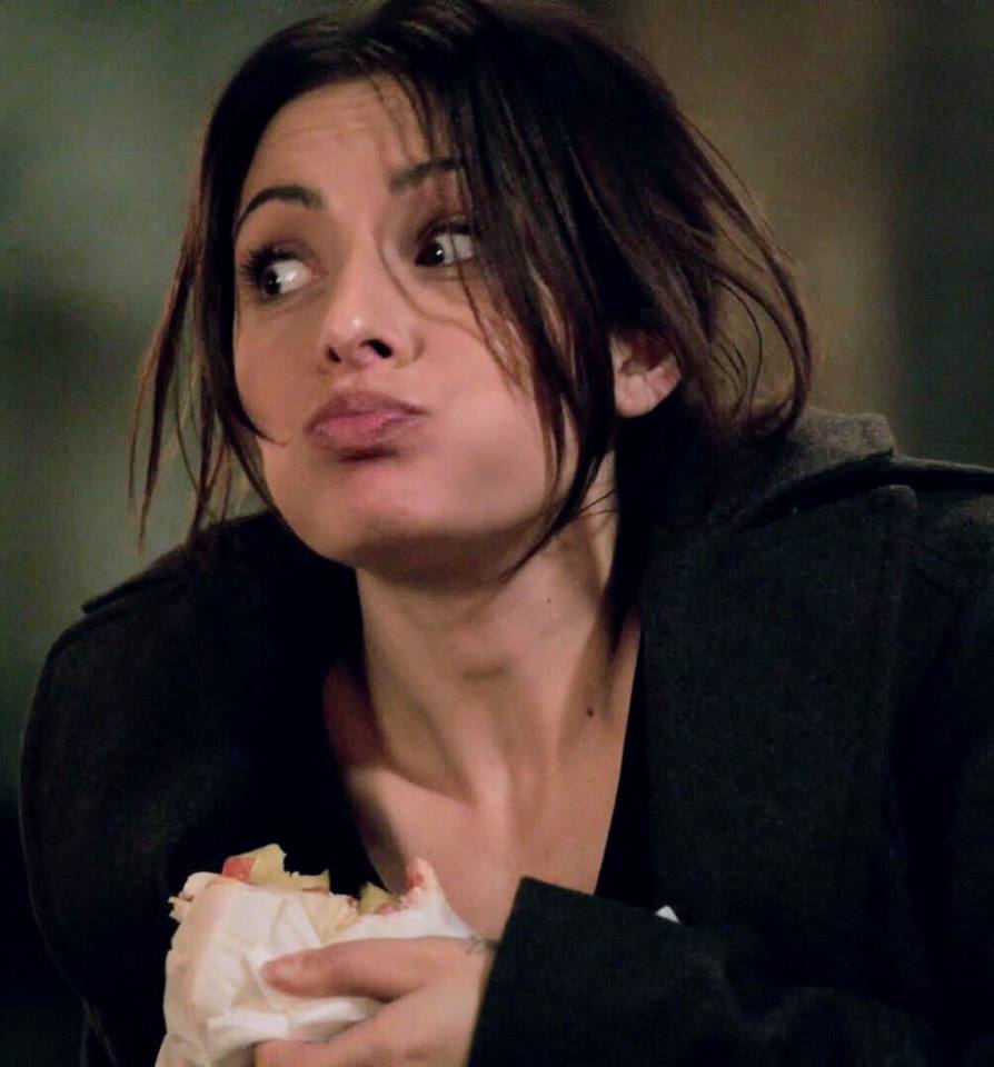 894x960, 59 Kb / Брюнетка, ест