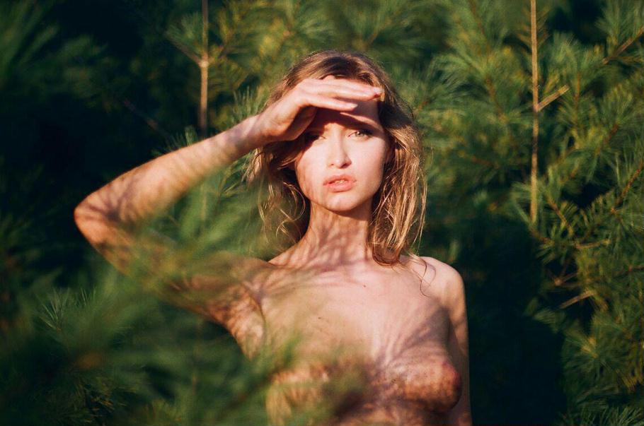 910x603, 67 Kb / девка, лес, сосна