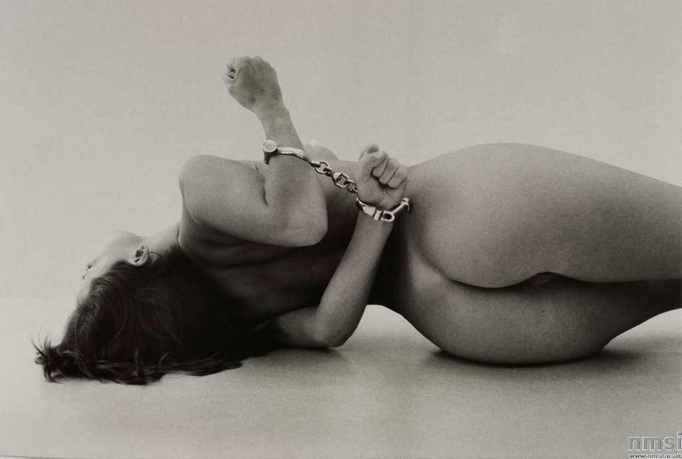 960x647, 52 Kb / голая, наручники, ч/б