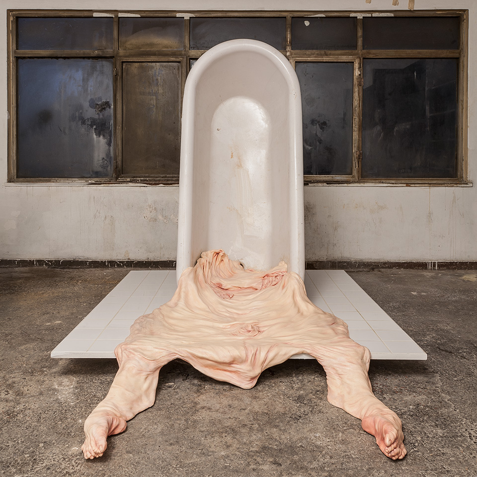 960x960, 346 Kb / ванная, поддон, ноги, шкура, окно