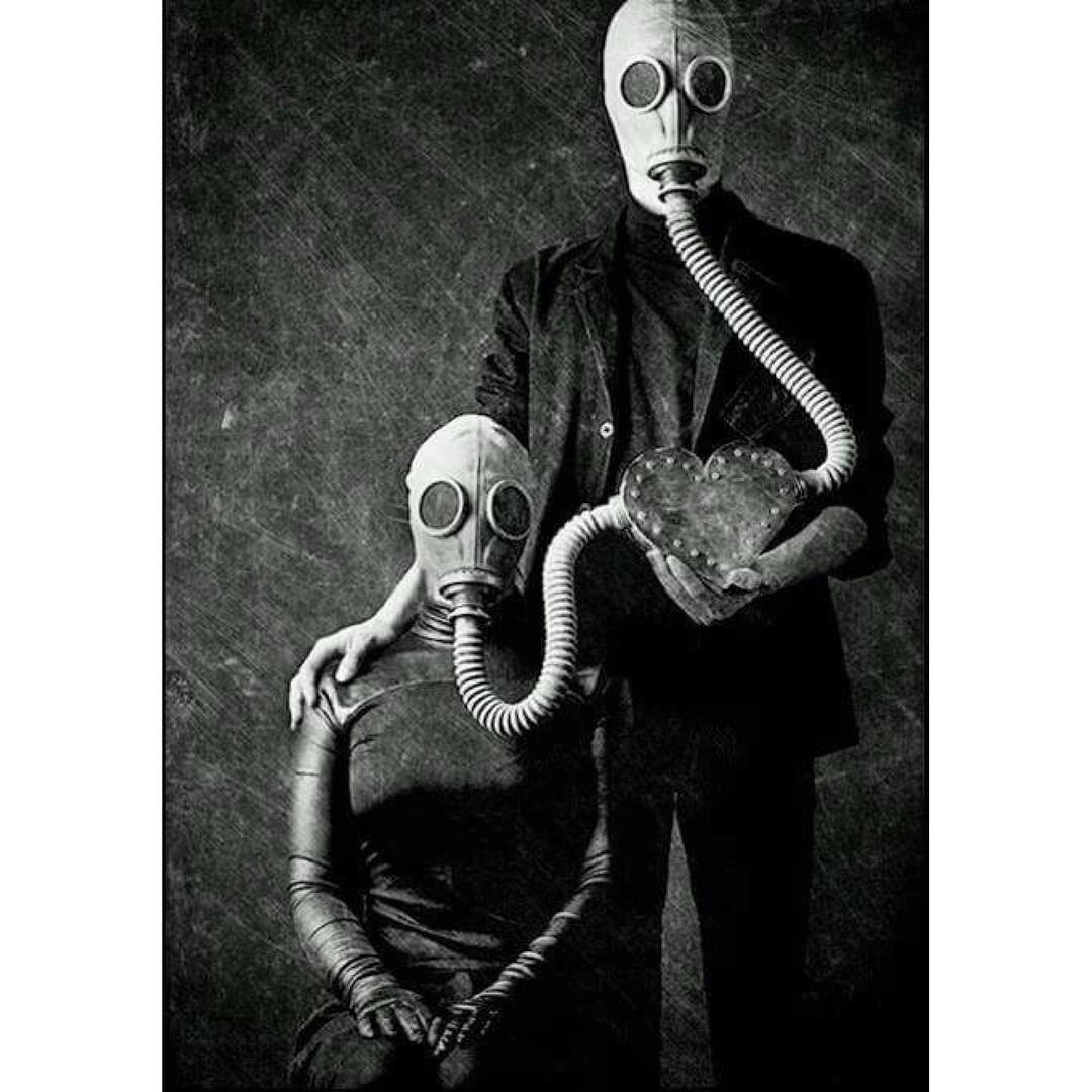 1080x1080, 133 Kb / противогазы, сердце, ч/б