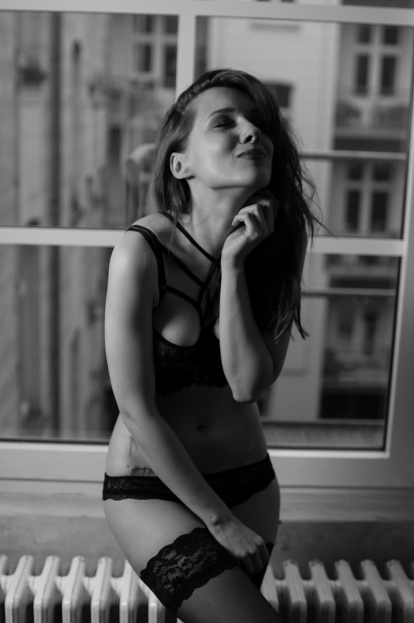 600x902, 332 Kb / ч/б, батарея, окно, смех, misssouls