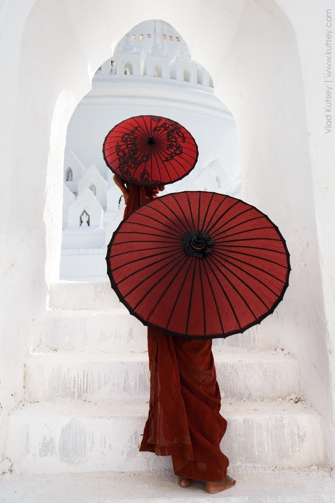 667x1000, 152 Kb / зонты, красные, лестница