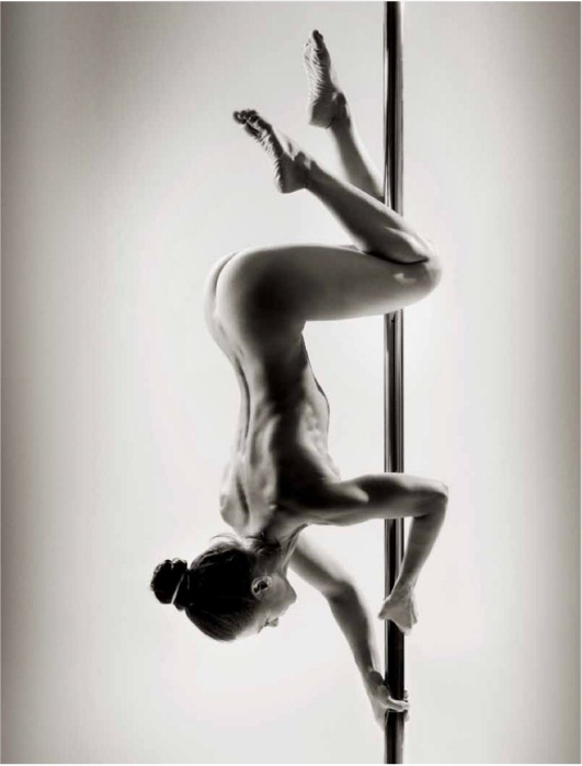 531x699, 59 Kb / шест, акробатка, стриптизерша, ч/б