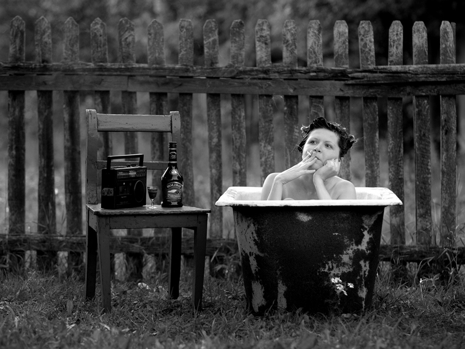 910x682, 282 Kb / ванна, ч/б, курит, стул, бутылка, рюмка, магнитофон, забор, частокол