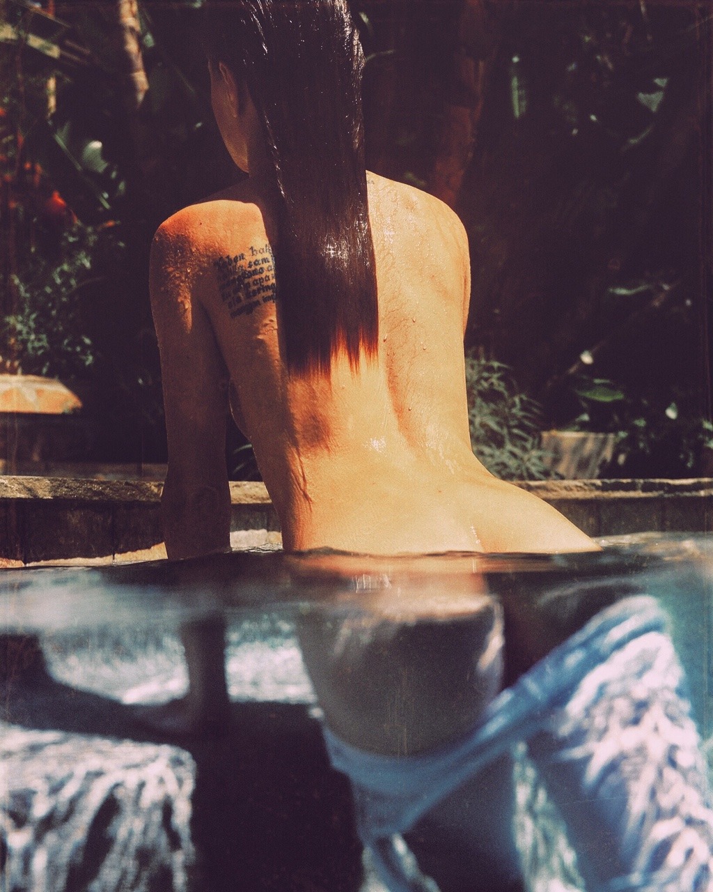 1024x1280, 372 Kb / брюнетка, тату, под водой