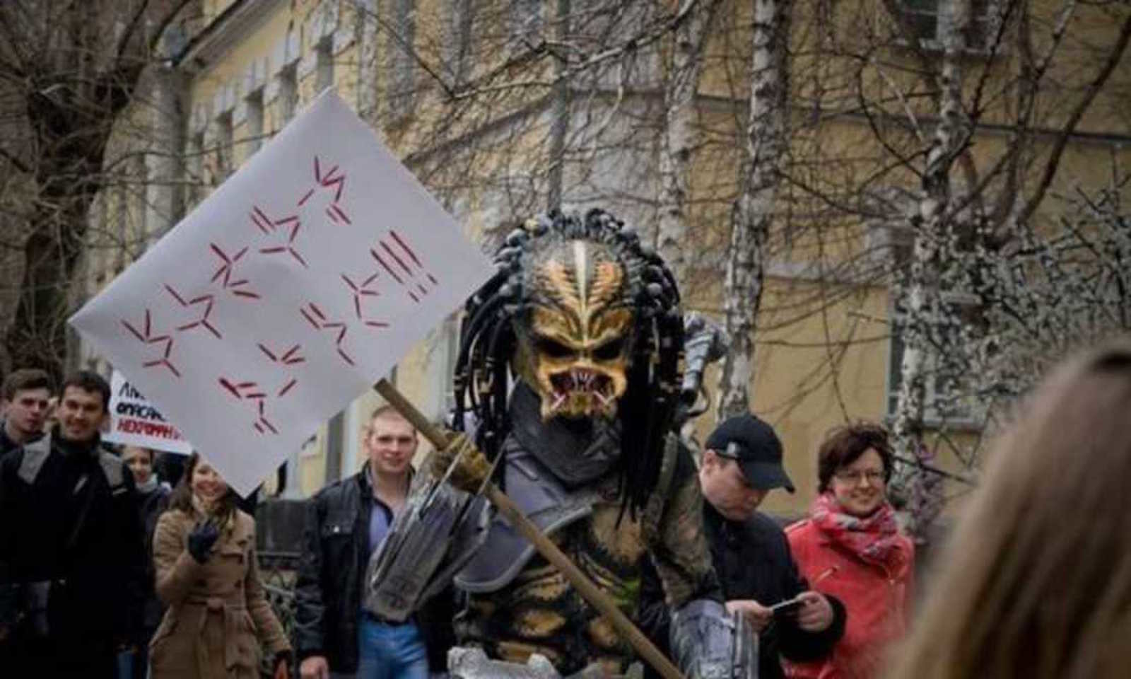 1600x960, 156 Kb / хищник, табличка, митинг