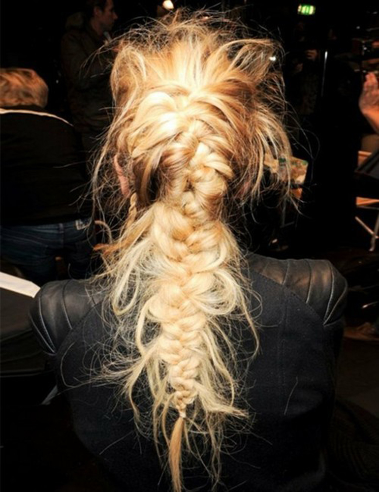 770x1000, 366 Kb / блондинка, сзади, коса, растрепыш