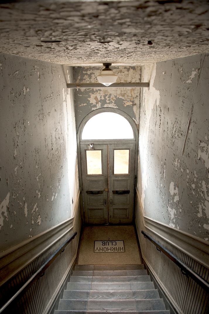 714x1071, 171 Kb / гармония, лестница, дверь, обшарпанность, лампа, коврик