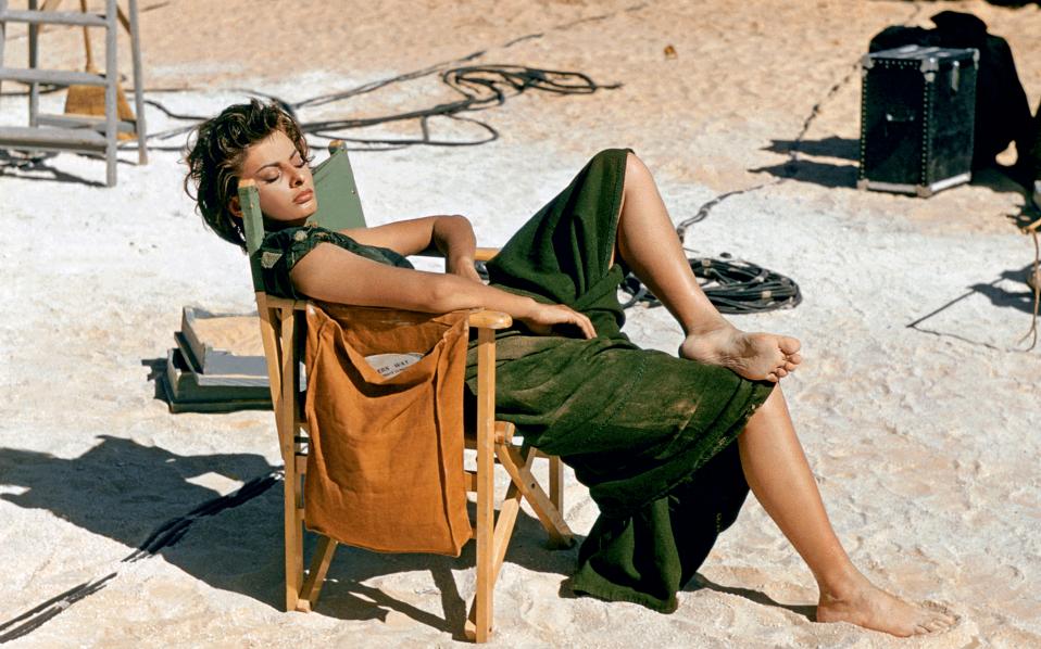 958x598, 98 Kb / софи лорен, шезлонг, песок