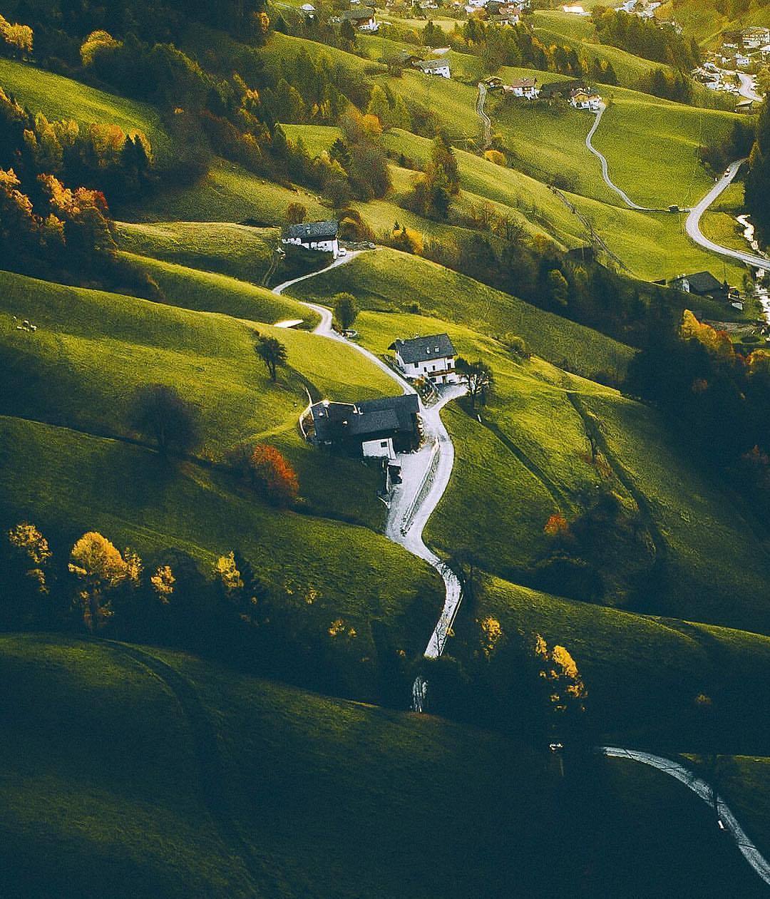 1080x1261, 247 Kb / дорога, холмы, домики, сверху, лес