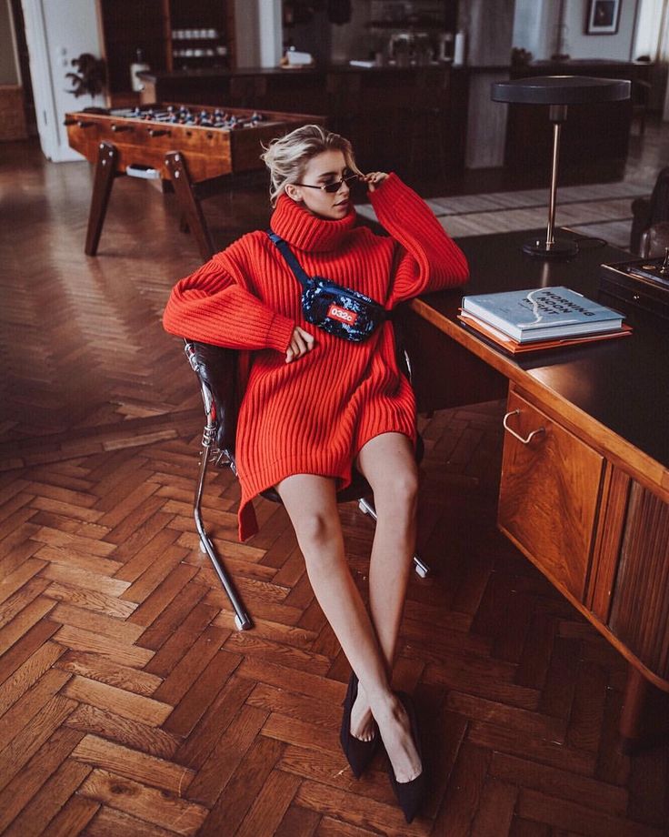 736x920, 123 Kb / красное, вязаное, блондинка, очки, стул, стол, лампа, игра