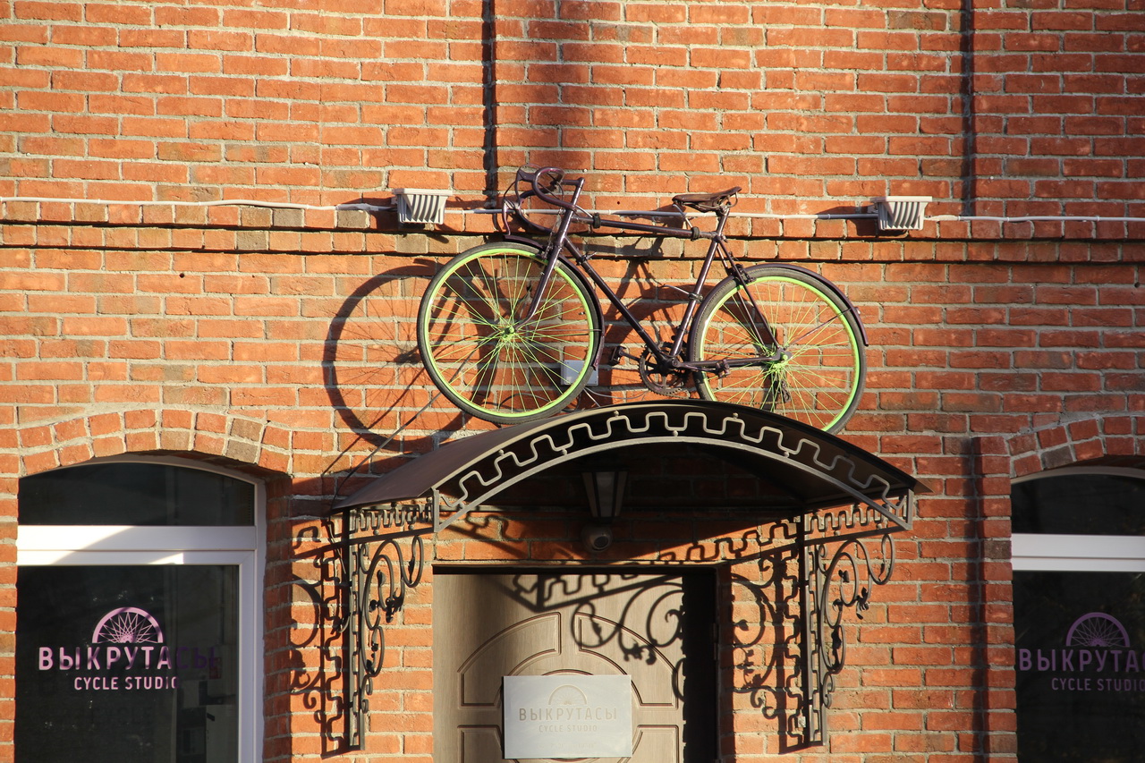 1280x853, 565 Kb / велосипед, выкрутасы, крыльцо, стена