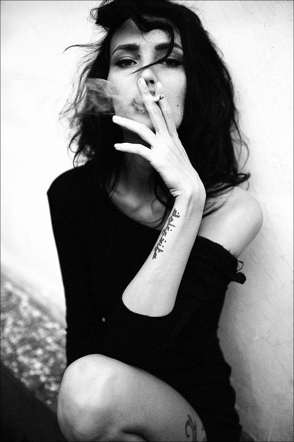 599x900, 109 Kb / сигарета, брови, тату, взгляд, ч/б