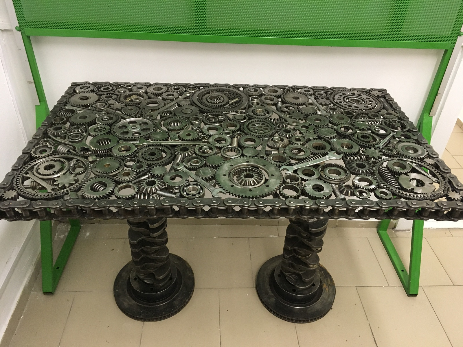 1600x1200, 604 Kb / стол, шестеренки, цепь