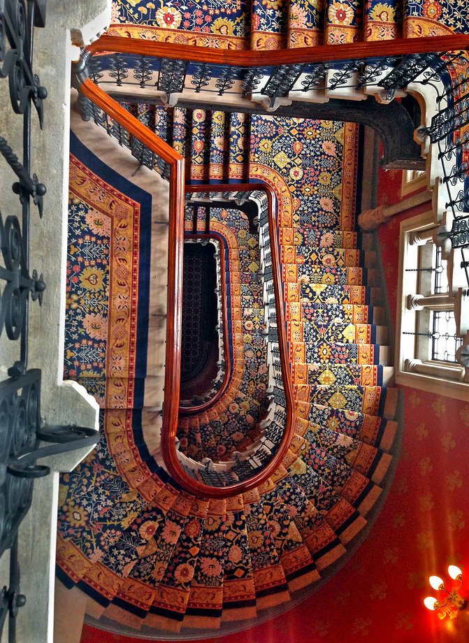 671x920, 316 Kb / лестница, перила, дорожка, цветное