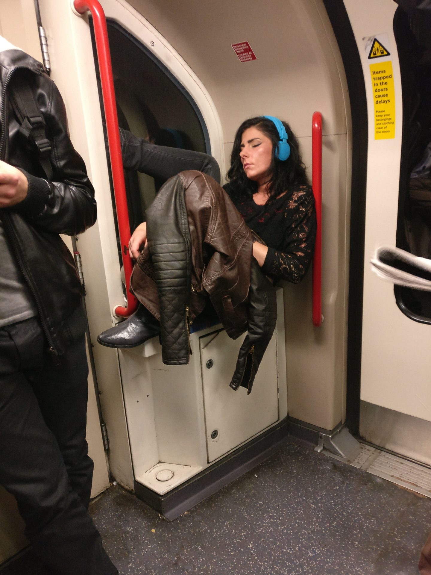 1440x1920, 571 Kb / лондон, метро, девушка, куртка, наушники