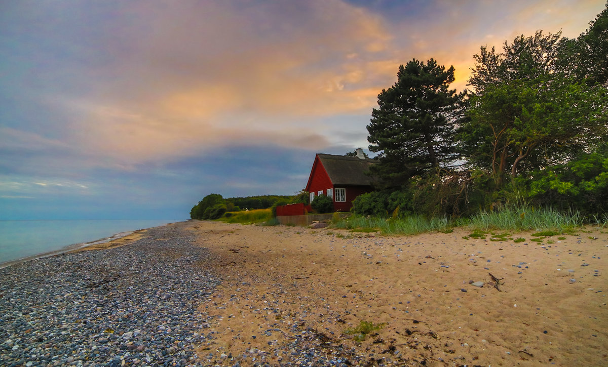 1200x725, 278 Kb / море, дом, пляж, деревья, небо