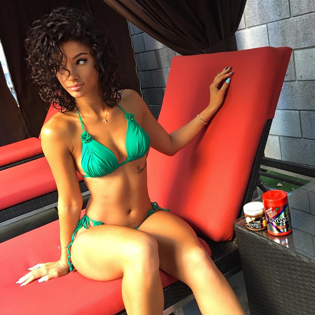 1080x1080, 125 Kb / бикини, крестик, зеленое, кучерявая, лежак, тату