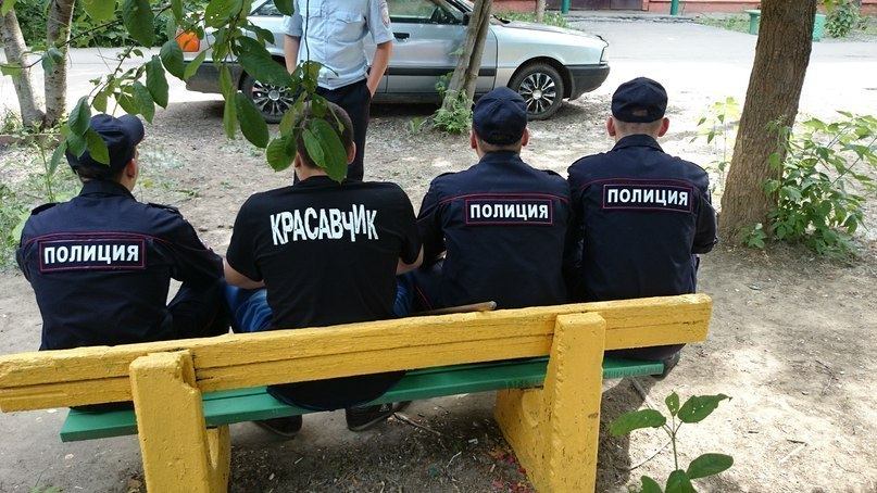 807x454, 97 Kb / полиция, красавчик, скамейка