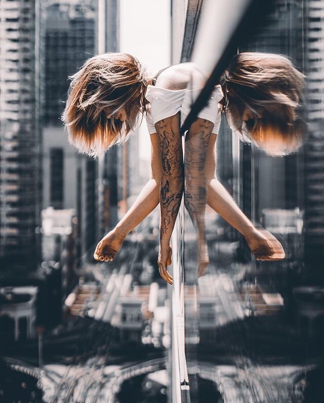 640x797, 124 Kb / город, балкон, девушка, тату, свесилась