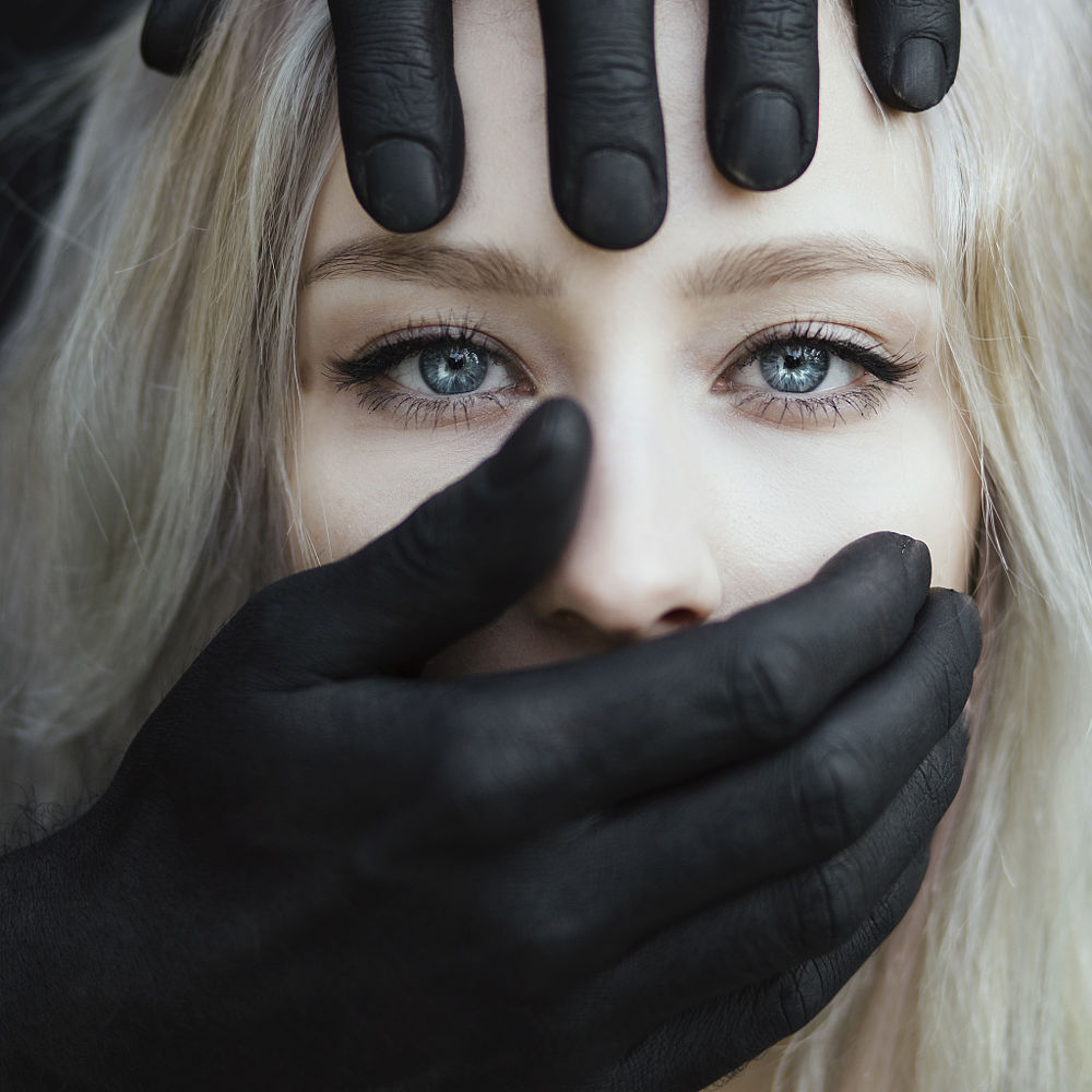 1000x1000, 133 Kb / черные, руки, блондинка, глаза