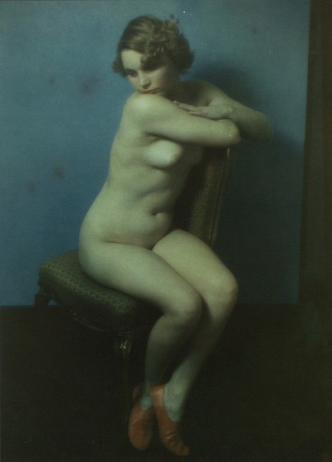 648x900, 72 Kb / женщина, стул, тапочки