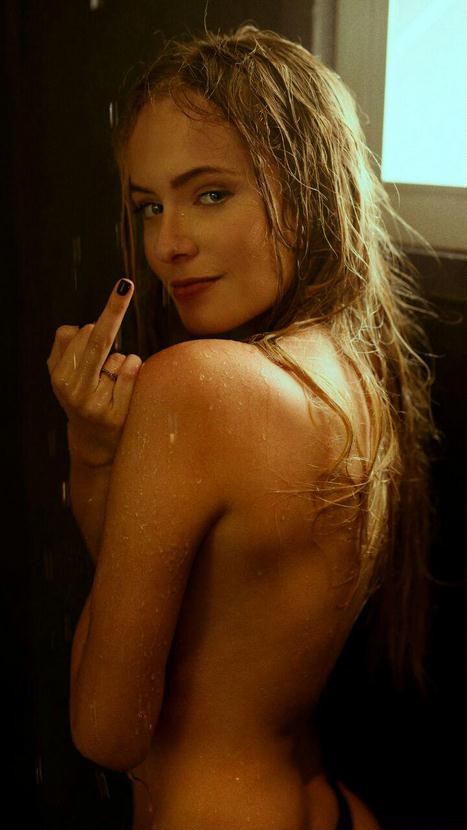 467x830, 42 Kb / девка, фак