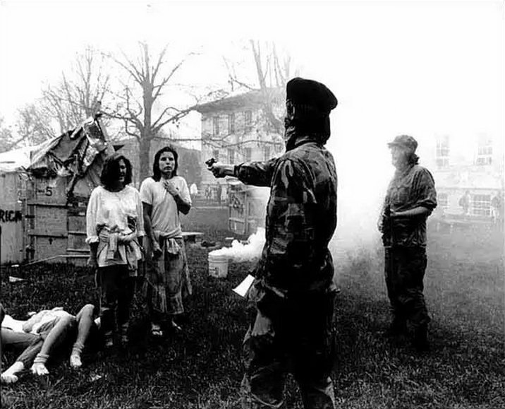 716x579, 84 Kb / че гевара, бабы, расстрел, мразь опасная, фейк, FMLN, ФНФМ, какой-то другой хуесос