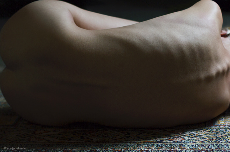 791x525, 94 Kb / позвоночник, ребра, голая, сзади