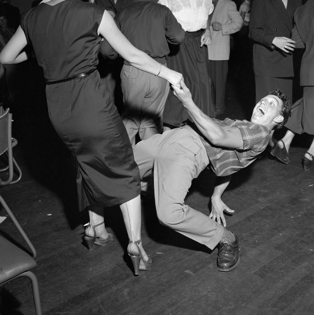 1077x1080, 184 Kb / танец, ч/б