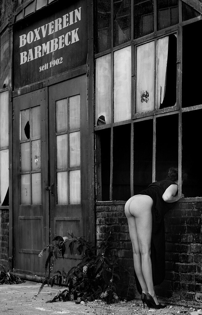 657x1024, 198 Kb / окно, двери, попа, ноги, каблуки, ч/б, разруха