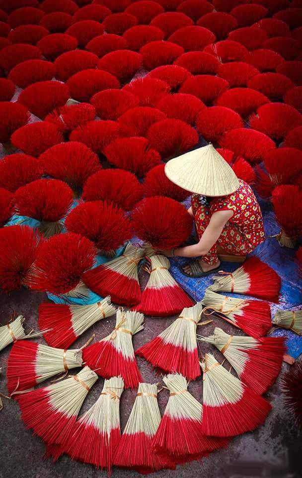 608x960, 203 Kb / вьетнам, пучок, двое, шляпы, красное, палочки, вязанки, благовония, букет