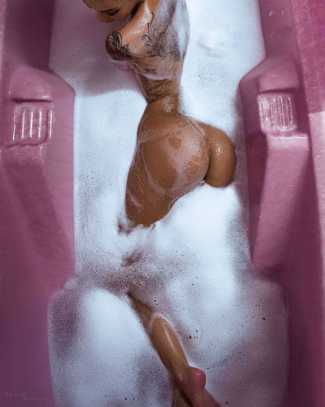 1080x1350, 232 Kb / ванна, пена, тату, попа