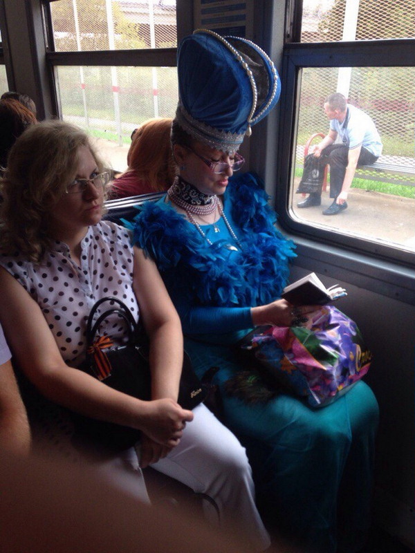 600x800, 141 Kb / две, дуры, шапка, автобус, лента, политота